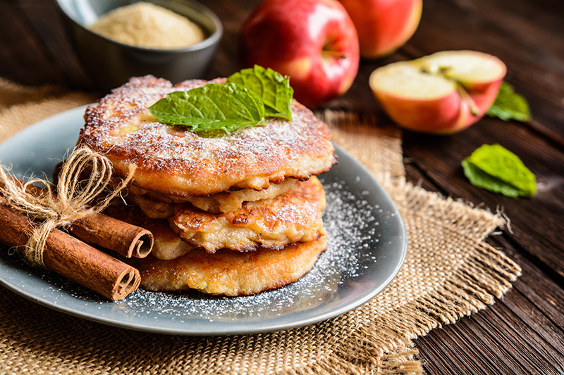 Pancakes με μήλο και κανέλα
